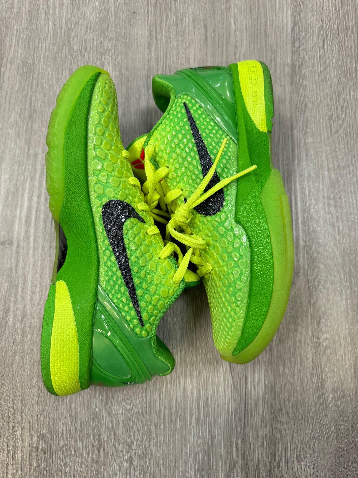 Kobe VI Grinch Sz 5M (Preowned)