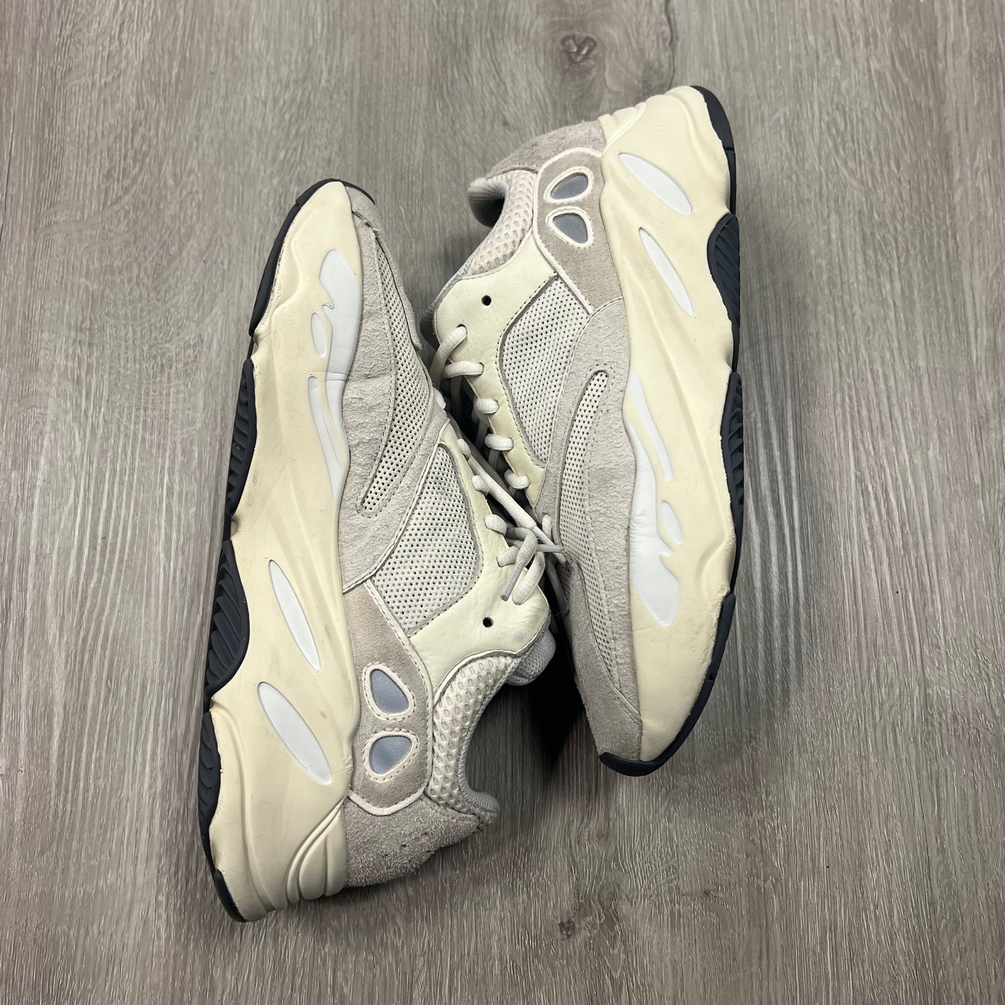 Yeezy Boost 700 Analog Sz 9 (Preowned)