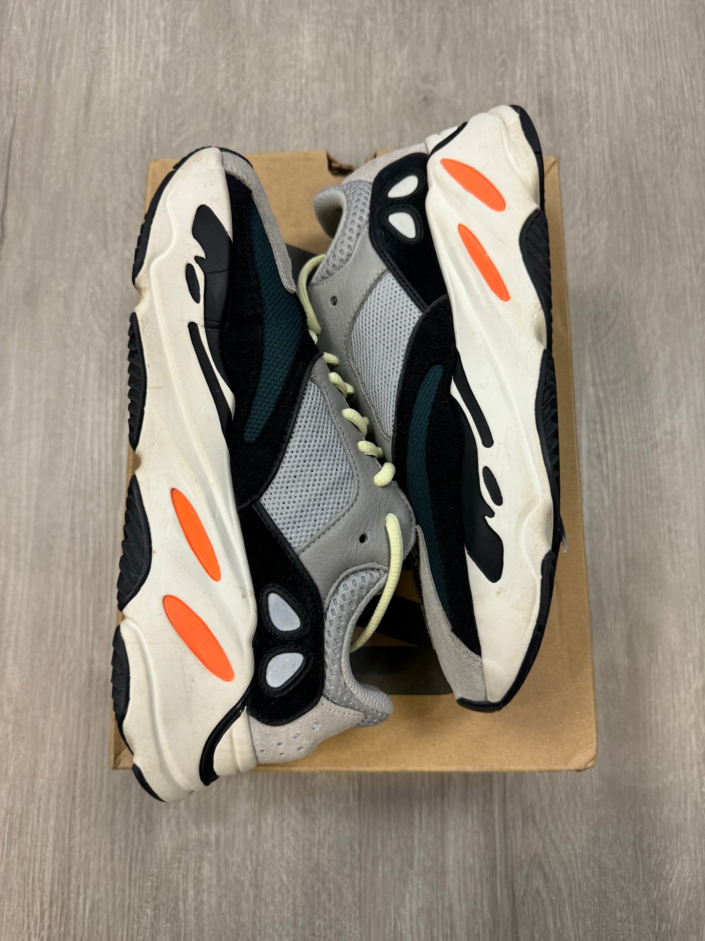 Yeezy 700 Boost Wave Runner Sz 8.5 (Preowned)