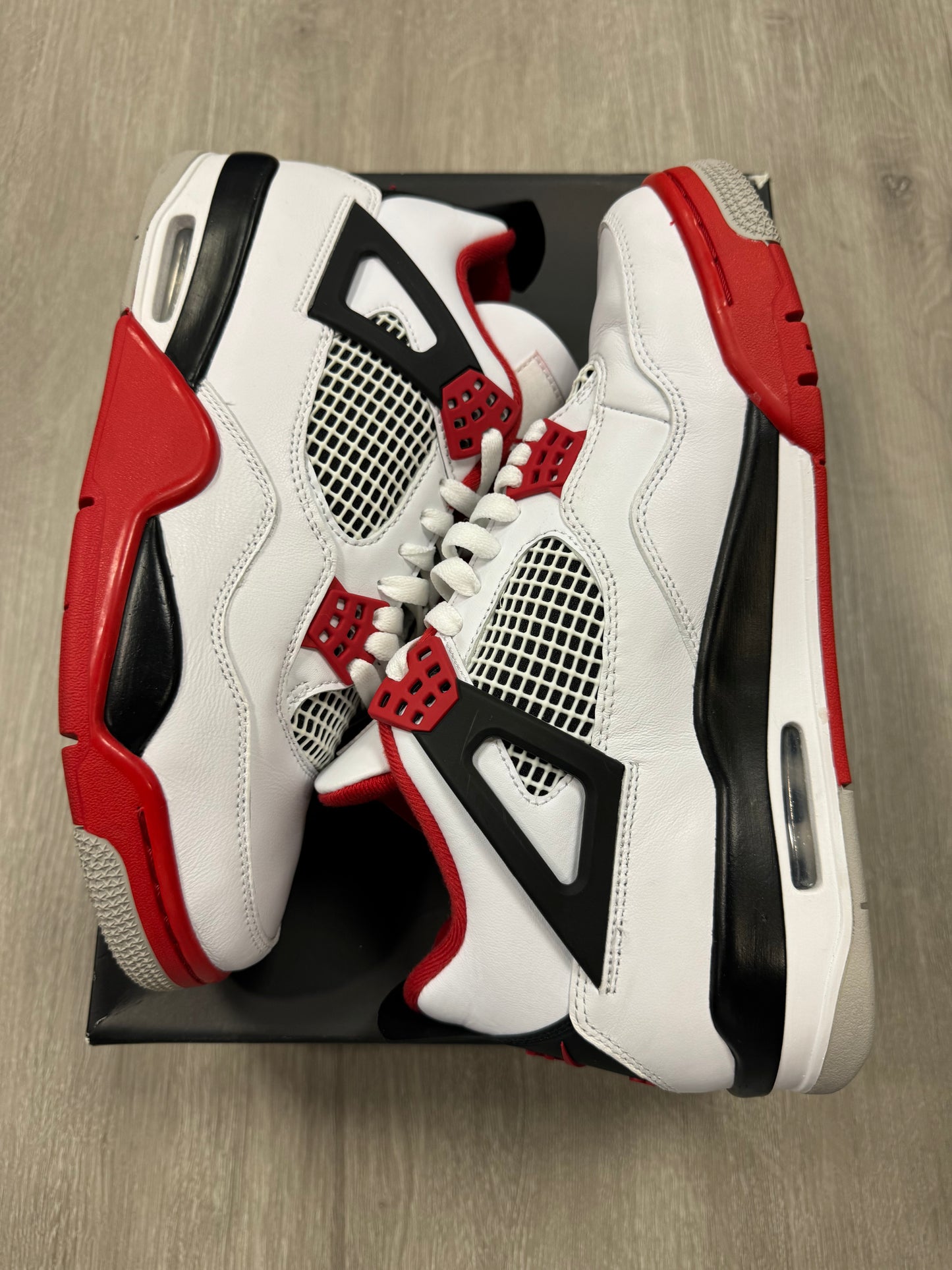 Jordan 4 Fire Red Sz 9.5 (Preowned)