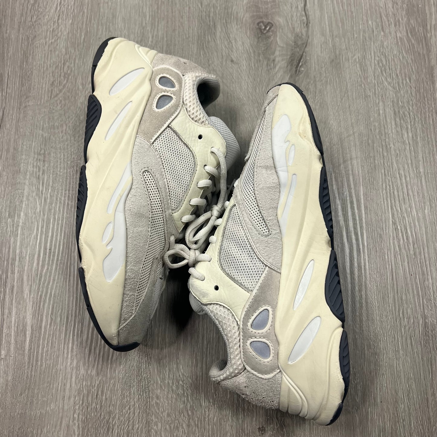 Yeezy Boost 700 Analog Sz 9 (Preowned)