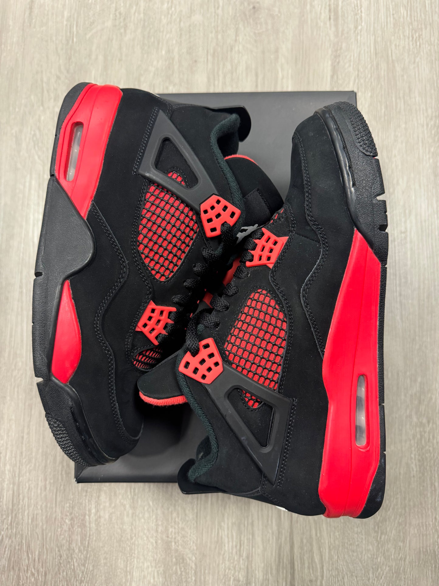 Jordan 4 Red Thunder Sz 9 (Preowned)