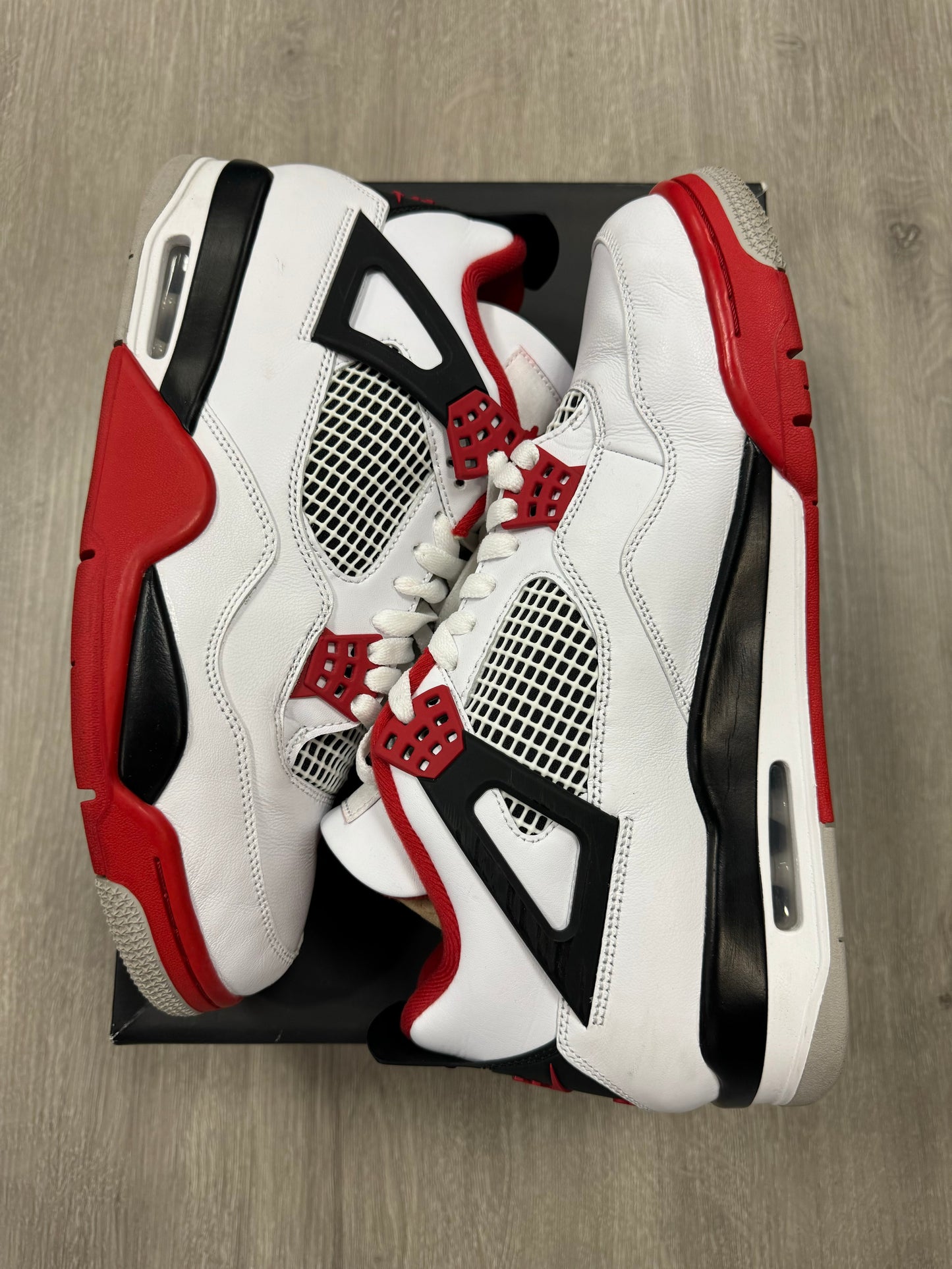 Jordan 4 Fire Red Sz 11 (Preowned)